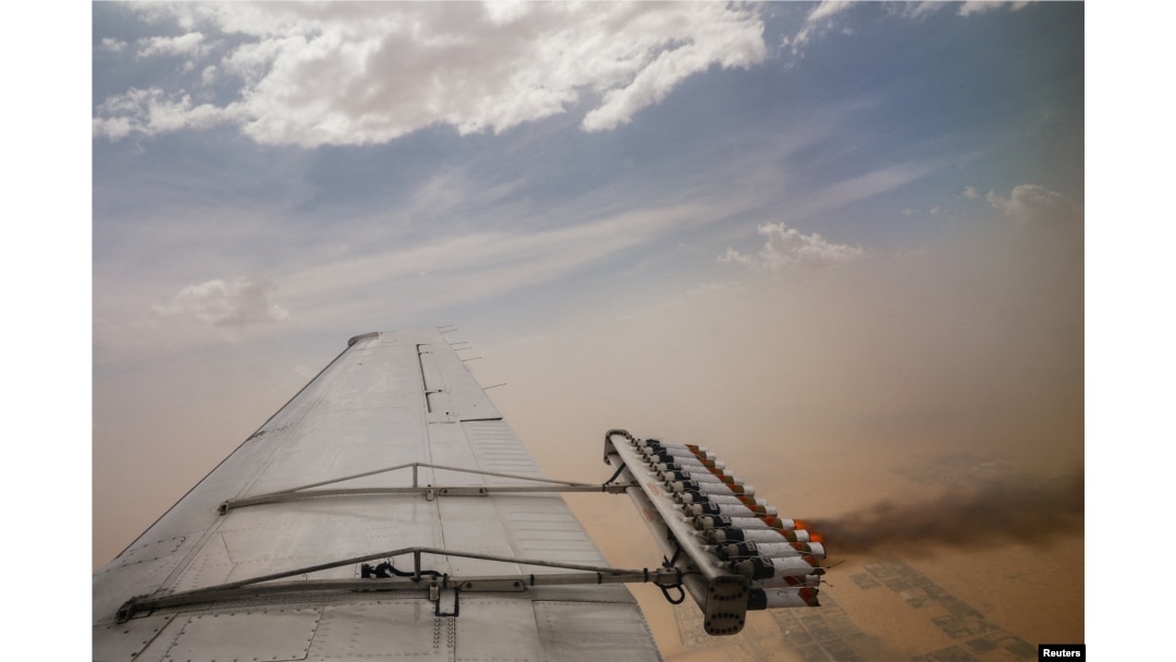 Suar higroskopis dilepaskan selama penerbangan "Cloud seeding (penyemaian awan)" yang dioperasikan oleh Pusat Meteorologi Nasional, antara Al Ain dan Al Hayer di Uni Emirat Arab, 24 Agustus 2022. (REUTERS/Amr Alfiky)