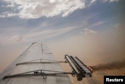 Suar higroskopis dilepaskan selama penerbangan "Cloud seeding (penyemaian awan)" yang dioperasikan oleh Pusat Meteorologi Nasional, antara Al Ain dan Al Hayer di Uni Emirat Arab, 24 Agustus 2022. (REUTERS/Amr Alfiky)
