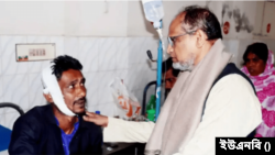 আহতদের হাসপাতালে দেখতে যান স্বতন্ত্র কাঁচি মার্কার প্রার্থী এনামুল হক। ২৬ ডিসেম্বর, ২০২৩।