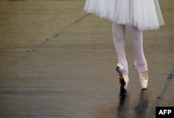 FILE - Seorang balerina berlatih di aula balet Opera Nasional Ukraina di Kyiv, 15 Desember 2022. (Sergei SUPINSKY / AFP)