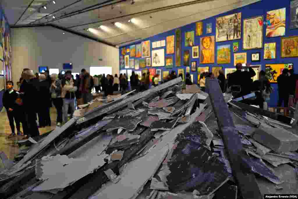 Escombros y el incesante sonido de un dron israelí complementan la muestra de arte gazatí inaugurada el pasado domingo en el Museo de Palestina.