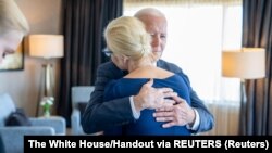 Presiden AS Joe Biden memeluk Yulia Navalnaya, istri Alexei Navalny, pemimpin oposisi Rusia yang meninggal pekan lalu di kamp penjara, di San Francisco, California AS 22 Februari 2024. (Foto: Gedung Putih/Handout via REUTERS)