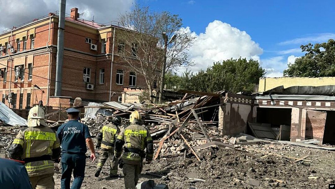 Foto yang dirilis oleh Saluran Telegram Gubernur Wilayah Rostov-on-Don Vasiliy Golubev ini menunjukkan lokasi ledakan yang diduga akibat serangan rudal di kota Taganrog, Rusia selatan, 28 Juli 2023.