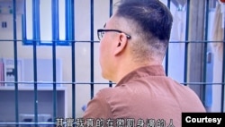 香港国安法首案被告唐英杰被判监禁9年，他12月中在无线电视播出的国安法资讯节目侧身背对镜头接受访问，声称受社会气氛影响，觉得除了暴力解决不了问题 (电视画面截图)