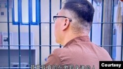 香港國安法首案被告唐英傑被判監禁9年，他12月中在無線電視播出的國安法資訊節目側身背對鏡頭接受訪問，聲稱受社會氣氛影響，覺得除了暴力解決不了問題。（電視畫面截圖）