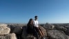 Kakak-adik Sofia Oliveira, 18 tahun, dan Andre Oliveira, 15 tahun, berfoto di pantai Costa da Caparica, di selatan Kota Lisbon, Portugal, 20 September 2023. (Foto: Ana Brigida/AP Photo)