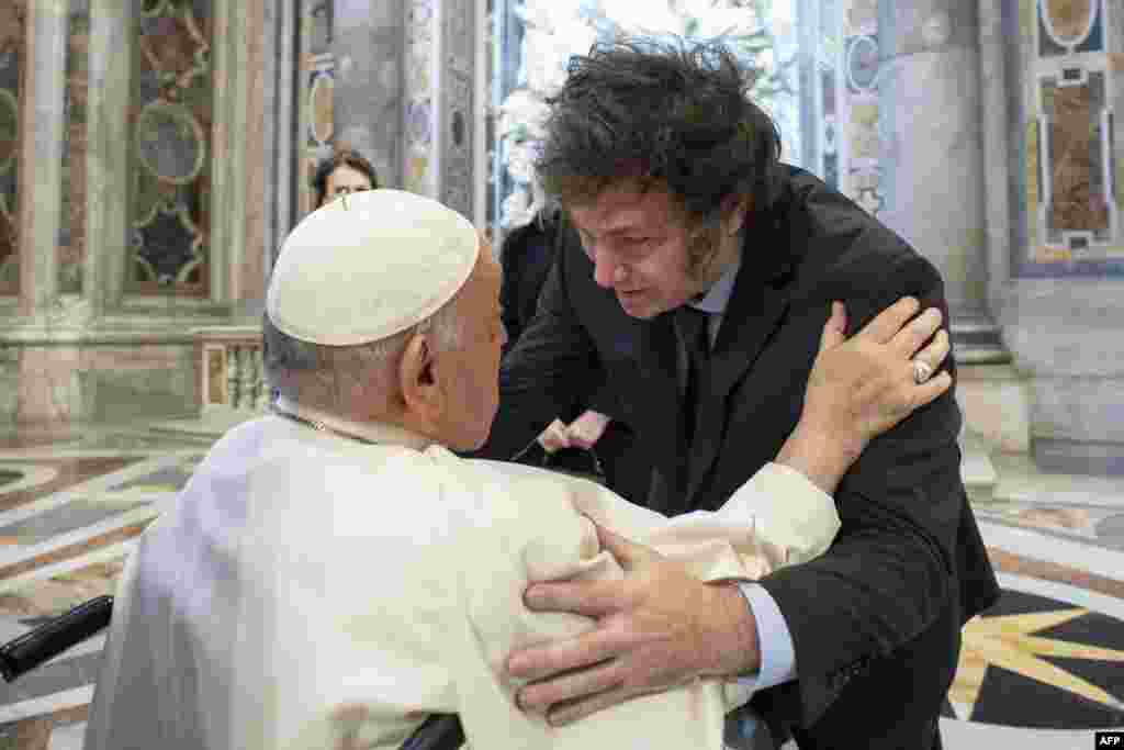 Оваа фотографија објавена од прес-службата на Ватикан, го прикажува папата Фрањо како го поздравува аргентинскиот претседател Хавиер Милеи во Ватикан.
