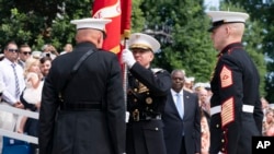 美国陆战队司令伯格在华盛顿陆战队兵营将军旗交给史密斯上将。（2023年7月10日）