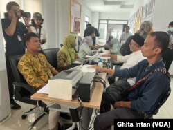 Salah satu timses capres dan timses caleg diperiksa alat bernama heart rate variability (HRV) sebelum melakukan konsultasi kesehatan mental dengan psikiater atau psikolog. (VOA/Ghita Intan)