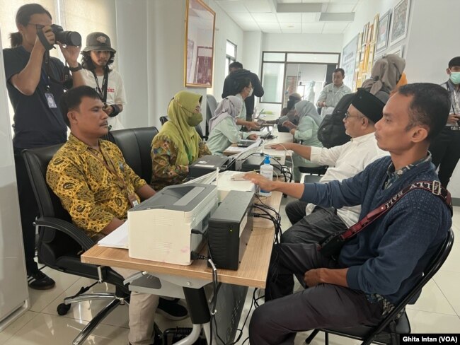 Salah satu timses capres dan timses caleg diperiksa alat bernama heart rate variability (HRV) sebelum melakukan konsultasi kesehatan mental dengan psikiater atau psikolog. (VOA/Ghita Intan)