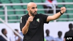 Le sélectionneur du Maroc, Walid Regragui, lors du match de football du groupe F de la Coupe d'Afrique des Nations (CAN) 2024 entre le Maroc et la Tanzanie au Stade Laurent Pokou à San Pedro, le 17 janvier 2024. (Photo SIA KAMBOU / AFP)