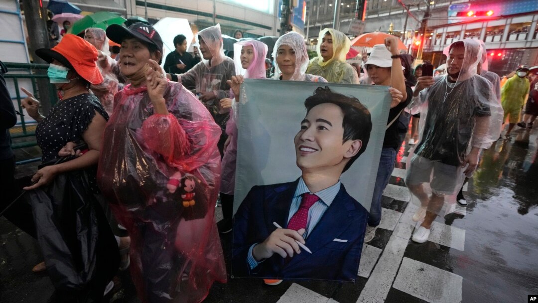 Pendukung Partai Bergerak Maju membawa poster Pita Limjaroenrat, pemimpin partai, saat protes di Bangkok, Thailand, 23 Juli 2023. (Foto: AP)