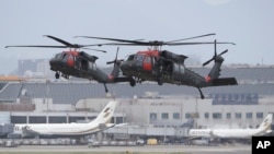 台灣年度規模最大的漢光39號實兵操演星期三（7月26日）在台灣最大、最繁忙的桃園國際機場拉開帷幕，進行反空降機降演習。圖為2023年7月6日，兩架UH-60“黑鷹”直升機模擬從空中襲擊台灣桃園國際機場。