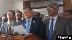 পররাষ্ট্র, শ্রম ও বাণিজ্য সচিবদের সঙ্গে ইইউ প্রতিনিধিদলের বৈঠকে সাংবাদিকদের সঙ্গে পররাষ্ট্রসচিব মাসুদ বিন মোমেন। ১৫ নভেম্বর, ২০২৩।