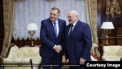 Dodik i Lukašenko se ruku tokom susreta u Minsku, 19. februar 2024. (Foto: Ured predsjednika Bjelorusije)