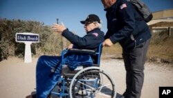 Američki veteran stiže na komemoraciju koju organizuje Best Defence Foundation na plaži Utah blizu Sainte-Marie-du-Mont, Normandija, Francuska, 4. juna 2023.