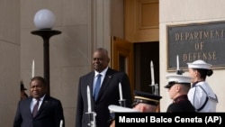 O Secretário da Defesa, Lloyd Austin, dá as boas-vindas ao Presidente de Moçambique, Filipe Nyusi, ao Pentágono durante uma cerimónia