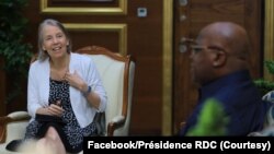 Ntoma ya ekolo Amerika Lucy Tamlyn (G) na Kinshasa na masolo na président ya RDC Félix Tshisekedi, Kinshasa, 15 sanza ya mibale 2024. (Facebook/Présidence RDC)