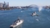 资料照：澳大利亚海军参加2023马拉巴尔军演的舰只驶过悉尼港。 (2023年8月11日)