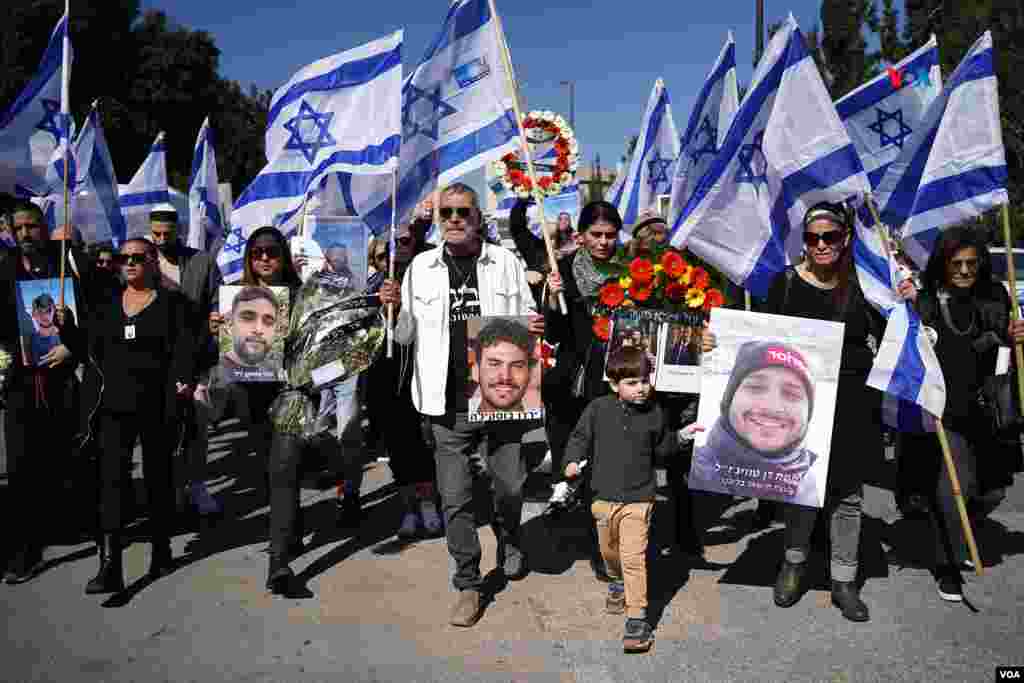 Familiares de los más de los 364 jóvenes asisinados en el festival Nova, durante el ataque de Hamás del 7 de octubre, marchan hacia la Knesset para recordar a sus seres queridos.