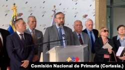 Jesús María Casal, presidente de la Comisión Nacional de Primaria, declara junto al presidente del CNE, Elvis Amoroso, a su derecha, tras acordar una comisión mixta para tratar el apoyo técnico del organismo comicial para la votación de octubre.