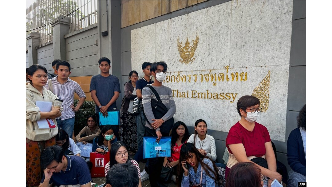 Antrean warga di luar kedutaan Thailand di Yangon untuk mendapatkan visa, 16 Februari 2024, setelah pemerintah militer Myanmar menyatakan akan memberlakukan wajib militer. (AFP)