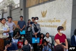 Antrean warga di luar kedutaan Thailand di Yangon untuk mendapatkan visa, 16 Februari 2024, setelah pemerintah militer Myanmar menyatakan akan memberlakukan wajib militer. (AFP)