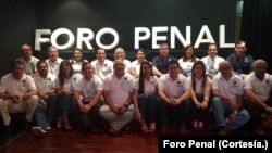 El equipo de abogados, directivos, coordinadores y activistas de la ONG venezolana Foro Penal posa en una foto de archivo remitida a la VOA por cortesía.