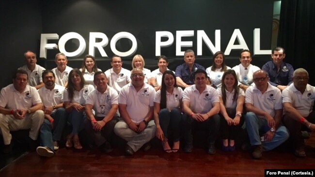 El equipo de abogados, directivos, coordinadores y activistas de la ONG venezolana Foro Penal posa en una foto de archivo remitida a la VOA por cortesía.