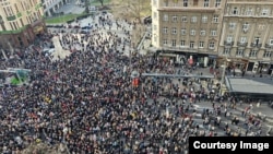 Protestni skup građana kod Terazijske česme zbog izbornih nepravilnosti (Foto: Fonet/Marko Dragoslavić)