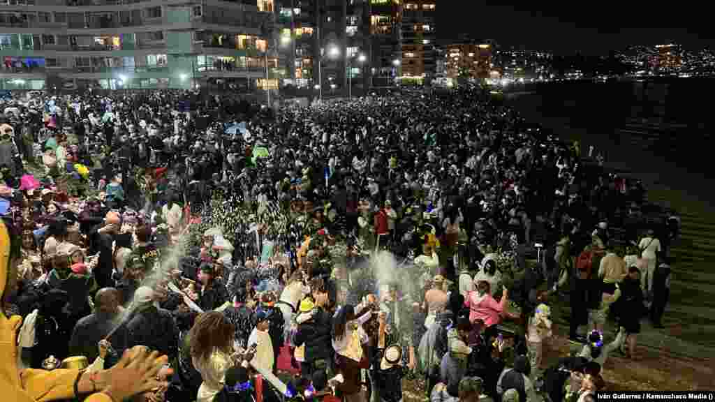 Miles de personas se reúnen en la playa de Viña del Mar para celebrar la llegada del nuevo año.