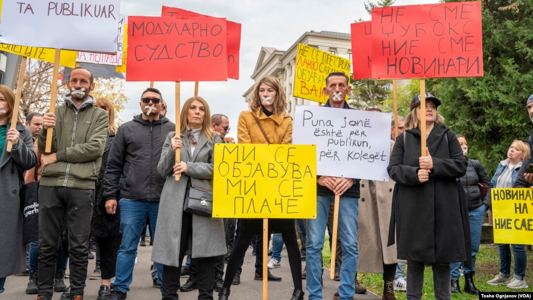 Протестот го организираа ЗНМ и Самостојниот синдикат на новинарите и медиумските работници, како реакција на судската одлука во случајот на Кочо Анѓушев и „Брако“ против ИРЛ