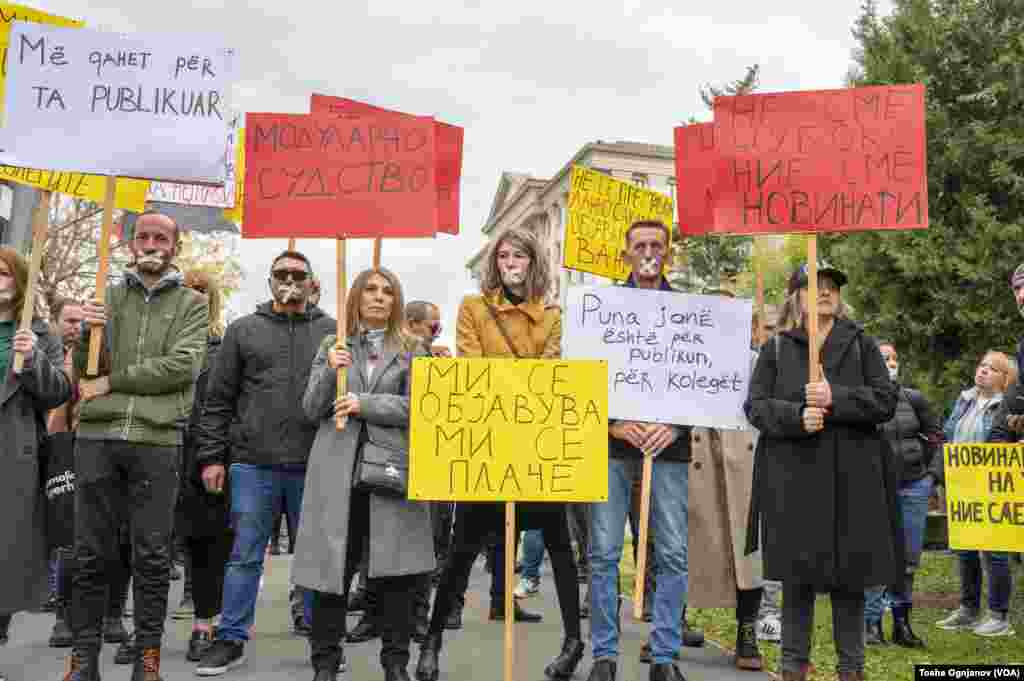 Залепени усти за право на говор: Протест на новинарите пред Основниот граѓански суд во Скопје