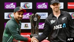 ঢাকার শের-ই-বাংলা জাতীয় ক্রিকেট স্টেডিয়ামে সিরিজ ট্রফি উন্মোচনের পর করমর্দন করছেন, বাংলাদেশের অধিনায়ক লিটন দাস (বামে) এবং নিউজিল্যান্ডের অধিনায়ক লকি ফার্গুসন। ২০ সেপ্টেম্বর, ২০২৩।