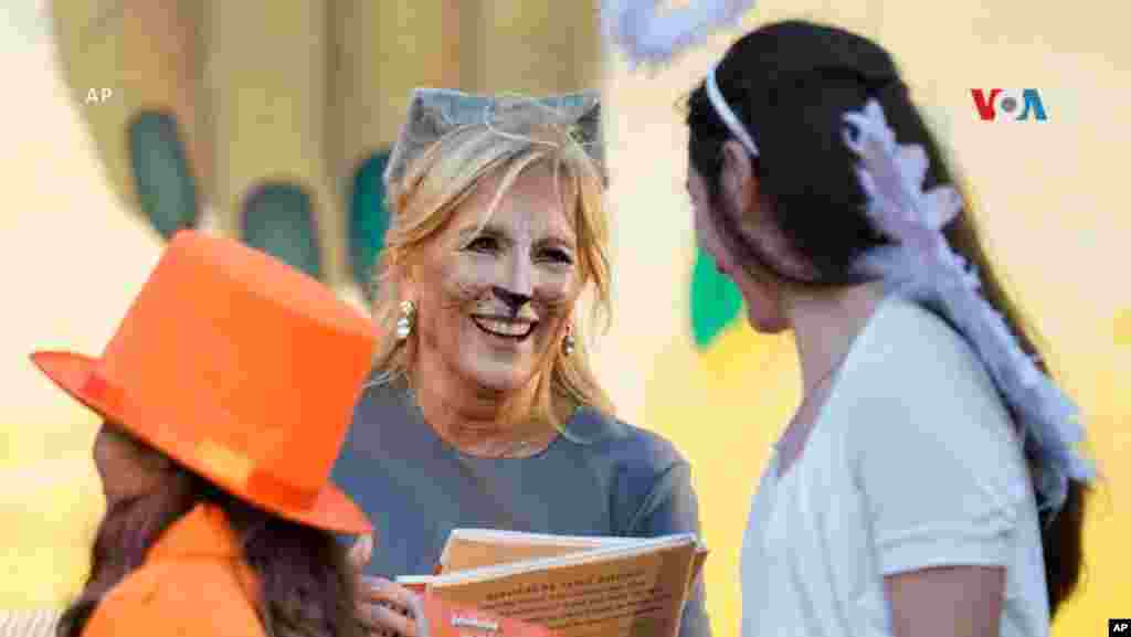 La primera dama Jill Biden comparte con los invitados para la celebración de Halloween en la Casa Blanca.&nbsp;