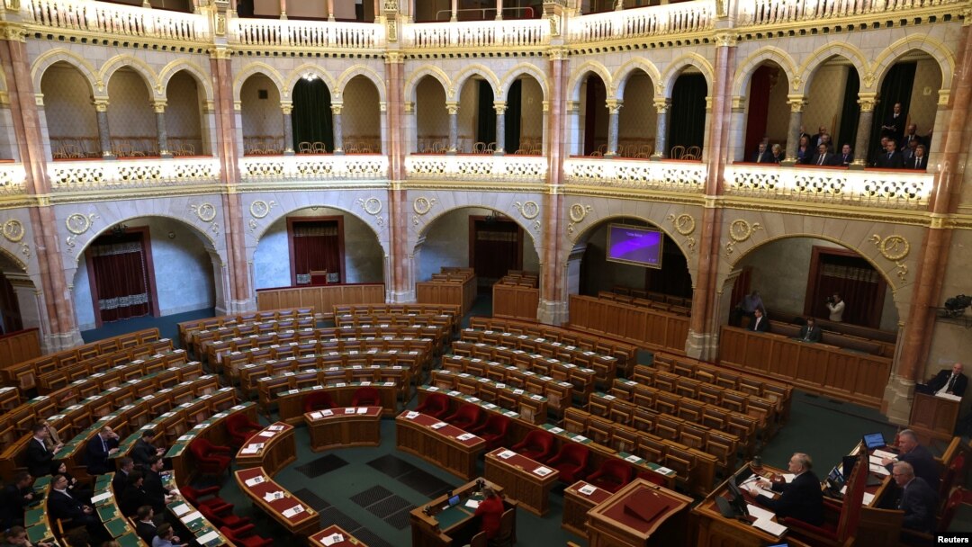 Duta Besar AS untuk Hungaria David Pressman dan duta besar sekutu NATO lainnya, termasuk Denmark dan Polandia, menghadiri sidang luar biasa parlemen Hungaria di Budapest, 5 Februari 2024. (REUTERS/Bernadett Szabo)
