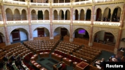 Američki ambasador u Mađarskoj David Pressman i ambasadori drugih NATO saveznika prisustvuju vanrednoj sjednici mađarskog parlamenta, koju je sazvala opozicija, u znak pritiska da se odobri kandidatura Švedske za prijem u NATO, u Budimpešti, 5. februara 2024.