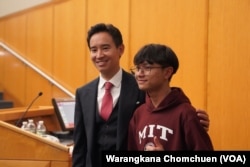 พิธา ลิ้มเจริญรัตน์ ถ่ายรูปคู่กับนักเรียนแลกเปลี่ยนที่มาฟังบรรยาย ที่ศูนย์เอเชียศึกษา มหาวิทยาลัยฮาร์วาร์ด