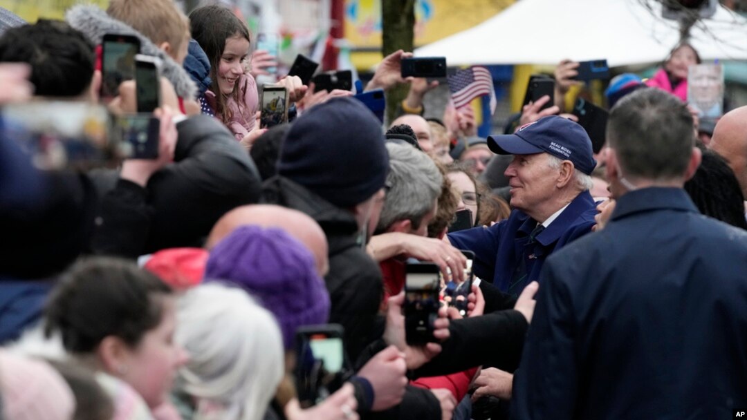 Presiden AS Joe Biden menyapa sejumlah warga saat ia tiba di Dundalk, Irlandia, pada 12 April 2023. (Foto: AP/Patrick Semansky)