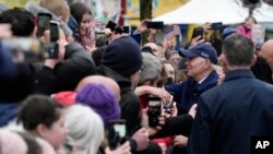 Presiden AS Joe Biden menyapa sejumlah warga saat ia tiba di Dundalk, Irlandia, pada 12 April 2023. (Foto: AP/Patrick Semansky)