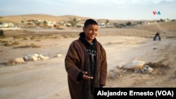 Un niño beduino posa con el desierto del Néguev como fondo, en la aldea de Sahabi.