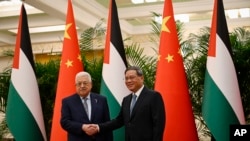 Perdana Menteri China Li Qiang (kanan), menerima Presiden Palestina Mahmud Abbas di Balai Besar Rakyat China di Beijing, Kamis, 15 Juni 2023. (Jade Gao/Pool Photo via AP)