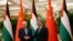 Perdana Menteri China Li Qiang (kanan), menerima Presiden Palestina Mahmud Abbas di Balai Besar Rakyat China di Beijing, Kamis, 15 Juni 2023. (Jade Gao/Pool Photo via AP)