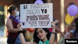 Una mujer sostiene un cartel que dice "Si no estoy mañana, préstame tu voz" durante una marcha en el Día Internacional de la Eliminación de la Violencia contra la Mujer, en Santa Cruz, Bolivia, el 25 de noviembre de 2021