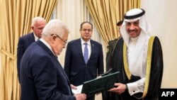 Presiden Palestina Mahmud Abbas (kiri) menerima surat kepercayaan dari Duta Besar Arab Saudi untuk Palestina Nayef bin Bandar al-Sudairi (kanan) di kantornya di Ramallah di Tepi Barat yang diduduki, 26 September 2023. (Thaer GHANAIM / PPO / AFP)