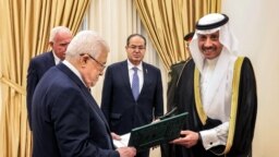 Presiden Palestina Mahmud Abbas (kiri) menerima surat kepercayaan dari Duta Besar Arab Saudi untuk Palestina Nayef bin Bandar al-Sudairi (kanan) di kantornya di Ramallah di Tepi Barat yang diduduki, 26 September 2023. (Thaer GHANAIM / PPO / AFP)