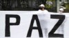 Excombatientes de las disueltas FARC y activistas sociales participan en una marcha para exigir que el gobierno garantice su derecho a la vida y el cumplimiento del acuerdo de paz de 2016, en Bogotá, Colombia, el domingo 1 de noviembre de 2020.