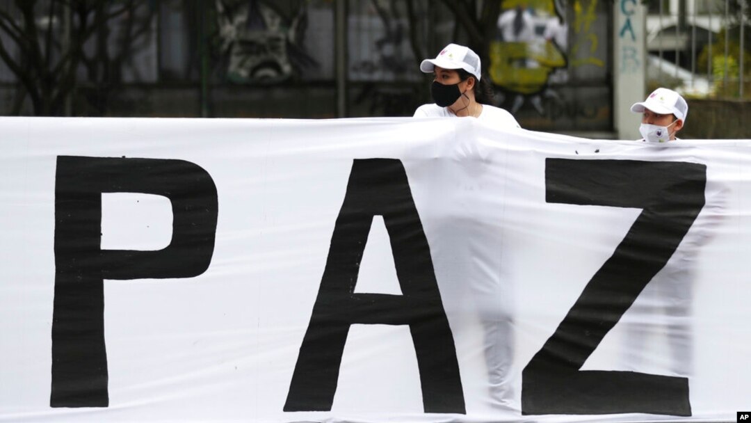 Excombatientes de las disueltas FARC y activistas sociales participan en una marcha para exigir que el gobierno garantice su derecho a la vida y el cumplimiento del acuerdo de paz de 2016, en Bogotá, Colombia, el domingo 1 de noviembre de 2020.