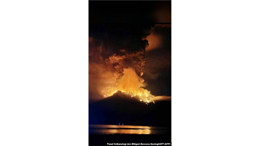 Gunung Ruang mengeluarkan lahar panas dan asap di Kepulauan Sangihe dilihat dari Sitaro, Sulawesi Utara pada 17 April 2024. (Foto: Pusat Vulkanologi dan Mitigasi Bencana Geologi/AFP)