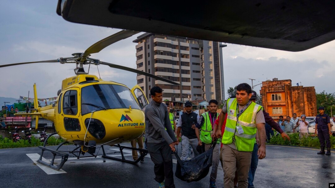 Jenazah korban kecelakaan helikopter dibawa keluar dari helikopter di Kathmandu, Nepal, 11 Juli 2023. Lima orang turis Meksiko dan seorang pilot Nepal tewas saat jatuh di dekat Gunung Everest di wilayah Nepal.